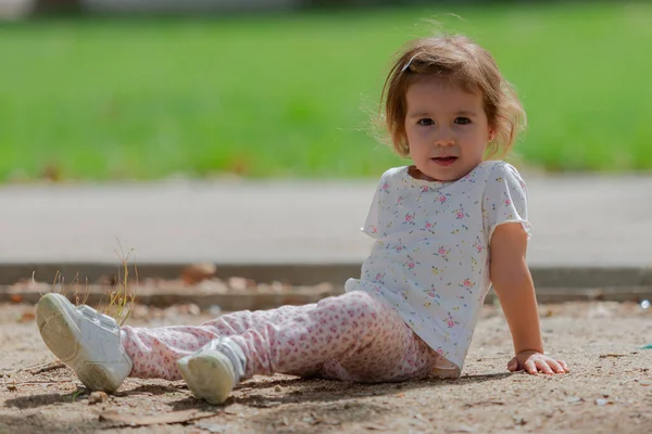 Liten Flicka Som Sitter Gräset Parken Barn Utomhus — Stockfoto