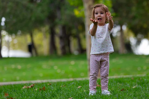 Liten Flicka Står Med Utsträckta Händer Gräset — Stockfoto