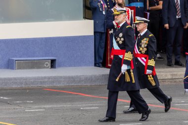Madrid, İspanya - 12 Ekim 2025: İspanya Kralı ve Kraliçesi ve kızları Asturias ve İnfanta Sofya Prensesi Leonor, Ulusal Gün için Madrid 'de düzenlenen geçide başkanlık ettiler..