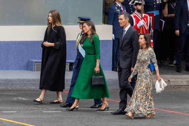 Madrid, İspanya - 12 Ekim 2025: İspanya Kralı ve Kraliçesi ve kızları Asturias ve İnfanta Sofya Prensesi Leonor, Ulusal Gün için Madrid 'de düzenlenen geçide başkanlık ettiler..