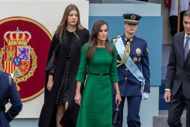 Madrid, İspanya - 12 Ekim 2025: İspanya Kralı ve Kraliçesi ve kızları Asturias ve İnfanta Sofya Prensesi Leonor, Ulusal Gün için Madrid 'de düzenlenen geçide başkanlık ettiler..