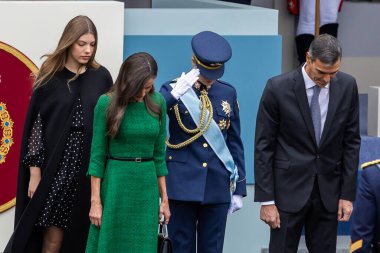 Madrid, İspanya - 12 Ekim 2025: İspanya Kralı ve Kraliçesi ve kızları Asturias ve İnfanta Sofya Prensesi Leonor, Ulusal Gün için Madrid 'de düzenlenen geçide başkanlık ettiler..