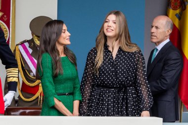 Madrid, İspanya - 12 Ekim 2025: İspanya Kralı ve Kraliçesi ve kızları Asturias ve İnfanta Sofya Prensesi Leonor, Ulusal Gün için Madrid 'de düzenlenen geçide başkanlık ettiler..