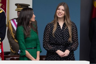 Madrid, İspanya - 12 Ekim 2025: İspanya Kralı ve Kraliçesi ve kızları Asturias ve İnfanta Sofya Prensesi Leonor, Ulusal Gün için Madrid 'de düzenlenen geçide başkanlık ettiler..