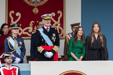 Madrid, İspanya - 12 Ekim 2025: İspanya Kralı ve Kraliçesi ve kızları Asturias ve İnfanta Sofya Prensesi Leonor, Ulusal Gün için Madrid 'de düzenlenen geçide başkanlık ettiler..