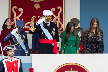 Madrid, İspanya - 12 Ekim 2025: İspanya Kralı ve Kraliçesi ve kızları Asturias ve İnfanta Sofya Prensesi Leonor, Ulusal Gün için Madrid 'de düzenlenen geçide başkanlık ettiler..