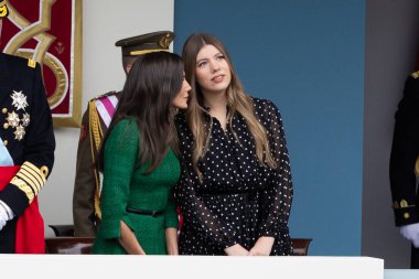 Madrid, İspanya - 12 Ekim 2025: İspanya Kralı ve Kraliçesi ve kızları Asturias ve İnfanta Sofya Prensesi Leonor, Ulusal Gün için Madrid 'de düzenlenen geçide başkanlık ettiler..