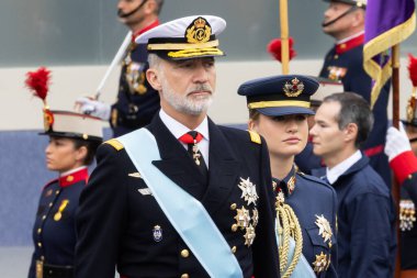 Madrid, İspanya - 12 Ekim 2025: İspanya Kralı ve Kraliçesi ve kızları Asturias ve İnfanta Sofya Prensesi Leonor, Ulusal Gün için Madrid 'de düzenlenen geçide başkanlık ettiler..