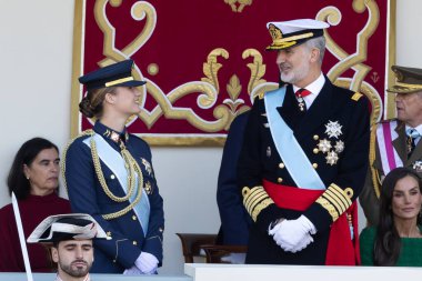 Madrid, İspanya - 12 Ekim 2025: İspanya Kralı ve Kraliçesi ve kızları Asturias ve İnfanta Sofya Prensesi Leonor, Ulusal Gün için Madrid 'de düzenlenen geçide başkanlık ettiler..