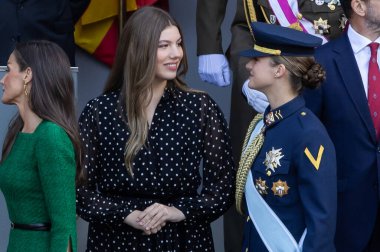 Madrid, İspanya - 12 Ekim 2025: İspanya Kralı ve Kraliçesi ve kızları Asturias ve İnfanta Sofya Prensesi Leonor, Ulusal Gün için Madrid 'de düzenlenen geçide başkanlık ettiler..