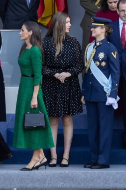 Madrid, İspanya - 12 Ekim 2025: İspanya Kralı ve Kraliçesi ve kızları Asturias ve İnfanta Sofya Prensesi Leonor, Ulusal Gün için Madrid 'de düzenlenen geçide başkanlık ettiler..