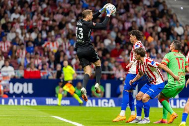 Madrid, İspanya - 18 Ekim 2025: Atletico Madrid ile Osasuna arasında oynanan La Liga maçı Metropolitano 'da oynandı. Maç boyunca Atletico Madrid ve Osasuna oyuncuları.