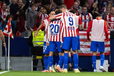 Madrid, İspanya - 18 Ekim 2025: Atletico Madrid ile Osasuna arasında oynanan La Liga maçı Metropolitano 'da oynandı. Maç boyunca Atletico Madrid ve Osasuna oyuncuları.