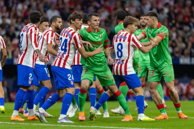 Madrid, İspanya - 18 Ekim 2025: Atletico Madrid ile Osasuna arasında oynanan La Liga maçı Metropolitano 'da oynandı. Maç boyunca Atletico Madrid ve Osasuna oyuncuları.