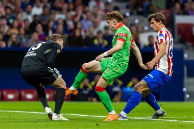 Madrid, İspanya - 18 Ekim 2025: Atletico Madrid ile Osasuna arasında oynanan La Liga maçı Metropolitano 'da oynandı. Maç boyunca Atletico Madrid ve Osasuna oyuncuları.