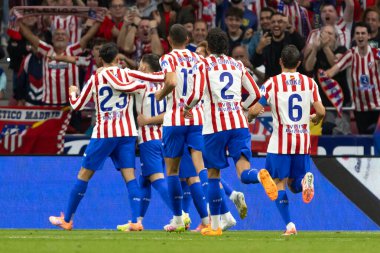 Madrid, İspanya - 18 Ekim 2025: Atletico Madrid ile Osasuna arasında oynanan La Liga maçı Metropolitano 'da oynandı. Maç boyunca Atletico Madrid ve Osasuna oyuncuları.