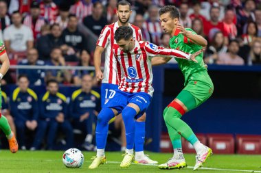 Madrid, İspanya - 18 Ekim 2025: Atletico Madrid ile Osasuna arasında oynanan La Liga maçı Metropolitano 'da oynandı. Maç boyunca Atletico Madrid ve Osasuna oyuncuları.