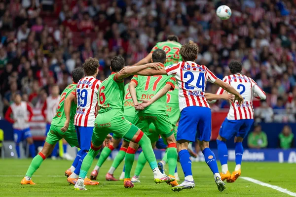 Madrid, İspanya - 18 Ekim 2025: Atletico Madrid ile Osasuna arasında oynanan La Liga maçı Metropolitano 'da oynandı. Maç boyunca Atletico Madrid ve Osasuna oyuncuları.