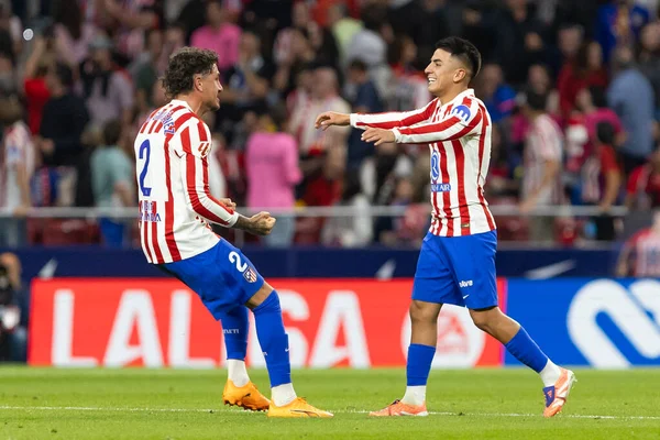 Madrid, İspanya - 18 Ekim 2025: Atletico Madrid ile Osasuna arasında oynanan La Liga maçı Metropolitano 'da oynandı. Maç boyunca Atletico Madrid ve Osasuna oyuncuları.