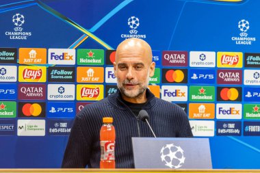 Madrid, İspanya - 19 Ekim 2025: Villarreal FC ile Manchester City arasındaki Şampiyonlar Ligi maçı Villarreal 'de oynandı. Maçtan önce bir basın toplantısında Pep Guardiola. Şehir yöneticisi