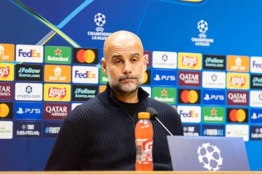 Madrid, İspanya - 19 Ekim 2025: Villarreal FC ile Manchester City arasındaki Şampiyonlar Ligi maçı Villarreal 'de oynandı. Maçtan önce bir basın toplantısında Pep Guardiola. Şehir yöneticisi