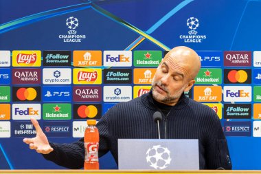 Madrid, İspanya - 19 Ekim 2025: Villarreal FC ile Manchester City arasındaki Şampiyonlar Ligi maçı Villarreal 'de oynandı. Maçtan önce bir basın toplantısında Pep Guardiola. Şehir yöneticisi