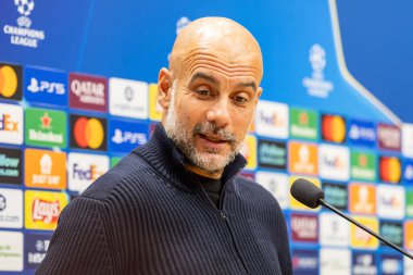 Madrid, İspanya - 19 Ekim 2025: Villarreal FC ile Manchester City arasındaki Şampiyonlar Ligi maçı Villarreal 'de oynandı. Maçtan önce bir basın toplantısında Pep Guardiola. Şehir yöneticisi