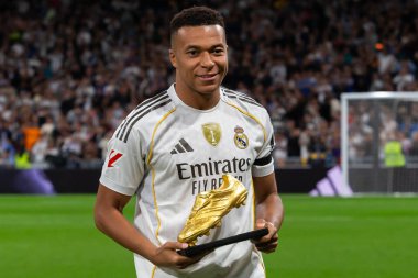 Madrid, İspanya - 1 Kasım 2025: La Liga maçı Real Madrid ve Valencia CF arasında. Kylian Mbapp, Altın Çizme 'yi en iyi skorer olarak aldı. Kylian kupasını stadyumda sunar..