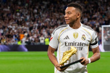 Madrid, İspanya - 1 Kasım 2025: La Liga maçı Real Madrid ve Valencia CF arasında. Kylian Mbapp, Altın Çizme 'yi en iyi skorer olarak aldı. Kylian kupasını stadyumda sunar..