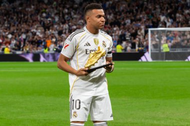 Madrid, İspanya - 1 Kasım 2025: La Liga maçı Real Madrid ve Valencia CF arasında. Kylian Mbapp, Altın Çizme 'yi en iyi skorer olarak aldı. Kylian kupasını stadyumda sunar..