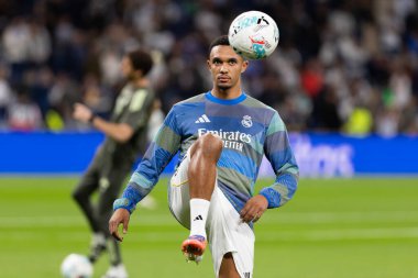 Madrid, İspanya - 1 Kasım 2025: Real Madrid ve Valencia FC arasındaki lig maçı. Maç sırasında Real Madrid oyuncuları. EA Spor Ligi 2025.