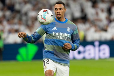 Madrid, İspanya - 1 Kasım 2025: Real Madrid ve Valencia FC arasındaki lig maçı. Maç sırasında Real Madrid oyuncuları. EA Spor Ligi 2025.