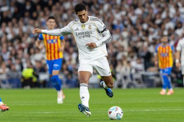 Madrid, İspanya - 1 Kasım 2025: Real Madrid ve Valencia FC arasındaki lig maçı. Maç sırasında Real Madrid oyuncuları. EA Spor Ligi 2025.