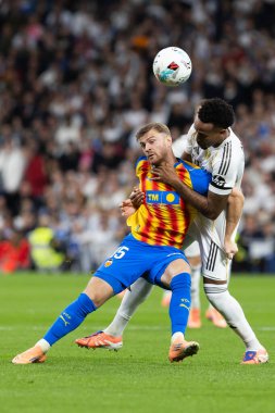 Madrid, İspanya - 1 Kasım 2025: Real Madrid ve Valencia FC arasındaki lig maçı. Maç sırasında Valencia oyuncuları. EA Spor Ligi 2025.