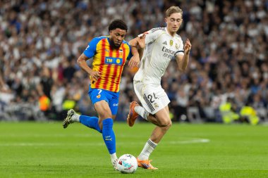 Madrid, İspanya - 1 Kasım 2025: Real Madrid ve Valencia FC arasındaki lig maçı. Maç sırasında Valencia oyuncuları. EA Spor Ligi 2025.