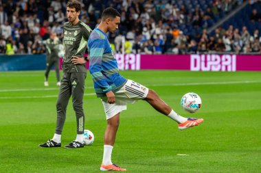 Madrid, İspanya - 1 Kasım 2025: Real Madrid ve Valencia FC arasındaki lig maçı. Maç sırasında Real Madrid oyuncuları. EA Spor Ligi 2025.