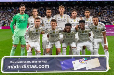 Madrid, İspanya - 1 Kasım 2025: Real Madrid ve Valencia FC arasındaki lig maçı. Maç sırasında Real Madrid oyuncuları. EA Spor Ligi 2025.
