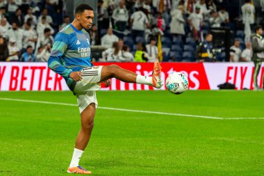 Madrid, İspanya - 1 Kasım 2025: Real Madrid ve Valencia FC arasındaki lig maçı. Maç sırasında Real Madrid oyuncuları. EA Spor Ligi 2025.