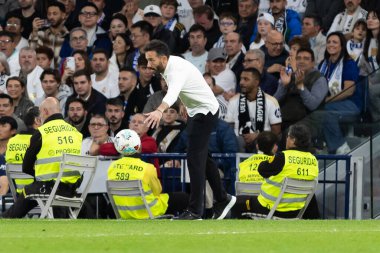 Madrid, İspanya - 1 Kasım 2025: Real Madrid ve Valencia FC arasındaki lig maçı. Maç sırasında Valencia oyuncuları. EA Spor Ligi 2025.