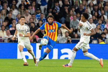 Madrid, İspanya - 1 Kasım 2025: Real Madrid ve Valencia FC arasındaki lig maçı. Maç sırasında Valencia oyuncuları. EA Spor Ligi 2025.