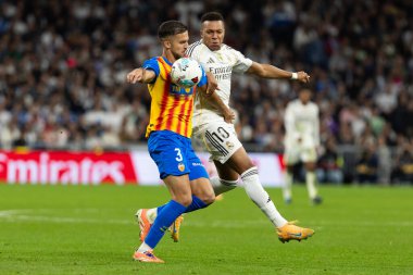 Madrid, İspanya - 1 Kasım 2025: Real Madrid ve Valencia FC arasındaki lig maçı. Maç sırasında Real Madrid oyuncuları. EA Spor Ligi 2025.