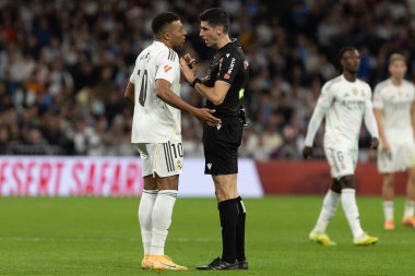 Madrid, İspanya - 1 Kasım 2025: Real Madrid ve Valencia FC arasındaki lig maçı. Maç sırasında Real Madrid oyuncuları. EA Spor Ligi 2025.