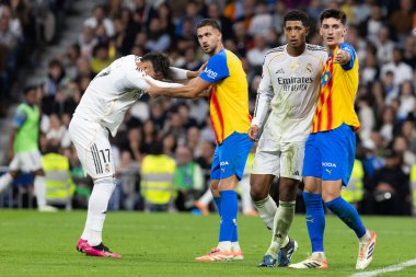 Madrid, İspanya - 1 Kasım 2025: Real Madrid ve Valencia FC arasındaki lig maçı. Maç sırasında Real Madrid oyuncuları. EA Spor Ligi 2025.