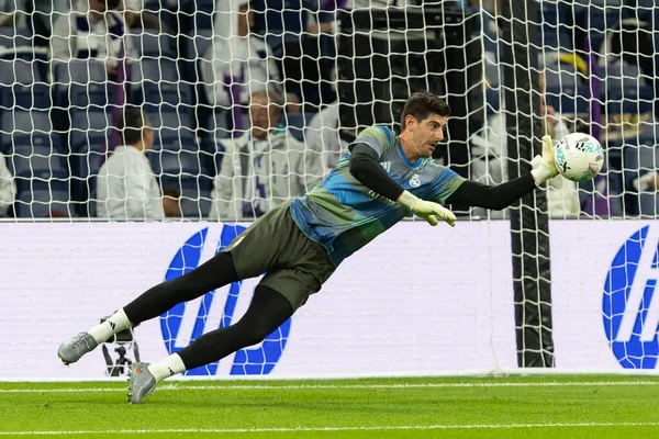 Madrid, İspanya - 1 Kasım 2025: Real Madrid ve Valencia FC arasındaki lig maçı. Maç sırasında Real Madrid oyuncuları. EA Spor Ligi 2025.