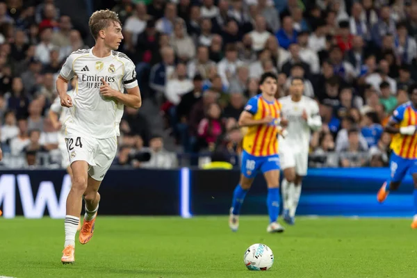Madrid, İspanya - 1 Kasım 2025: Real Madrid ve Valencia FC arasındaki lig maçı. Maç sırasında Real Madrid oyuncuları. EA Spor Ligi 2025.