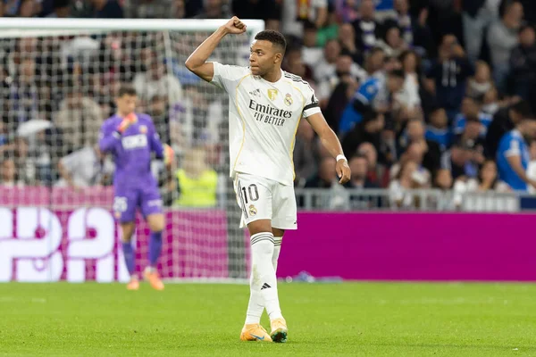 Madrid, İspanya - 1 Kasım 2025: Real Madrid ve Valencia FC arasındaki lig maçı. Maç sırasında Real Madrid oyuncuları. EA Spor Ligi 2025.