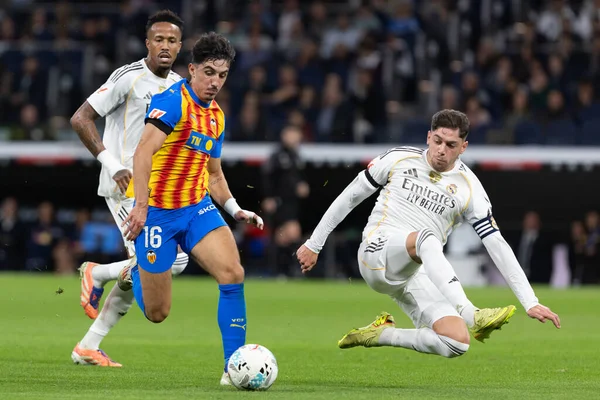 Madrid, İspanya - 1 Kasım 2025: Real Madrid ve Valencia FC arasındaki lig maçı. Maç sırasında Real Madrid oyuncuları. EA Spor Ligi 2025.