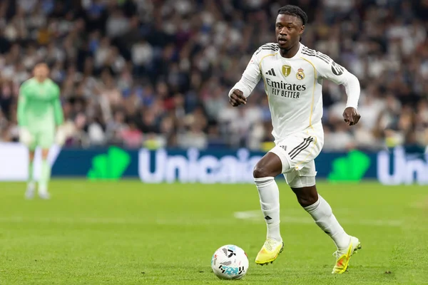 Madrid, İspanya - 1 Kasım 2025: Real Madrid ve Valencia FC arasındaki lig maçı. Maç sırasında Real Madrid oyuncuları. EA Spor Ligi 2025.