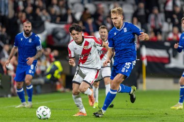Madrid, İspanya - 6 Kasım 2025: UEFA Konferans Ligi eleme maçı Madrid 'de Rayo Vallecano ve Lich Poznan arasında oynandı. Rayo Vallecano oyuncuları. Konferans Birliği