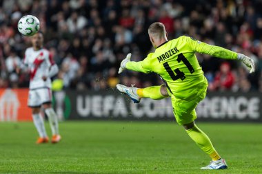 Madrid, İspanya - 6 Kasım 2025: UEFA Konferans Ligi maçı Madrid 'de Rayo Vallecano ve Lich Poznan arasında oynandı. Maç sırasında Lich oyuncuları. Konferans Birliği.